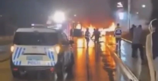Gaziantep&rsquo;te &ccedil;arpışan iki otomobil alev topuna d&ouml;nd&uuml;
