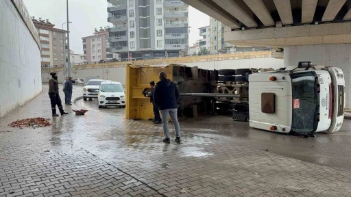 Gaziantep&rsquo;te damperi k&ouml;pr&uuml;ye &ccedil;arpan kamyon yan yattı
