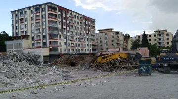 Gaziantep’te depremde ağır hasar alan bina yıkım sırasında çöktü
