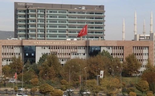 Gaziantep&rsquo;te eşinin y&uuml;z&uuml;n&uuml; taşla ezip darbeden sanık ağır cezada yargılanacak
