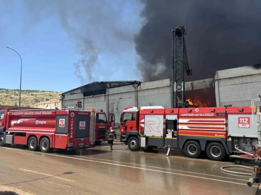 Gaziantep&rsquo;te fabrika yangınına m&uuml;dahale s&uuml;r&uuml;yor
