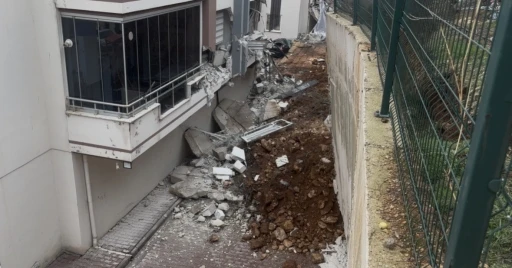 Gaziantep&rsquo;te facianın eşiğinden d&ouml;n&uuml;ld&uuml;: Sitenin istinat duvarı ara&ccedil;ların &uuml;zerine &ccedil;&ouml;kt&uuml;
