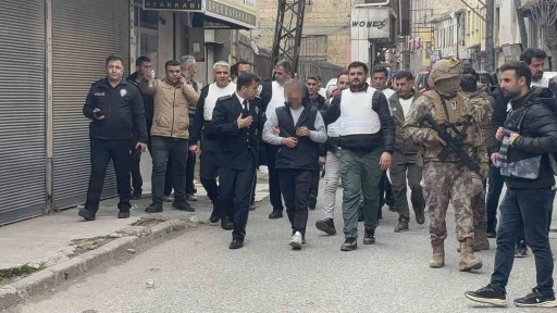 Gaziantep&rsquo;te hareketli dakikalar: 5 kişiyi rehin aldı, polise ateş a&ccedil;tı, yakalandı
