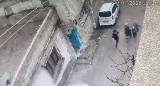 Gaziantep&rsquo;te i&ccedil;erisinde 2,7 milyon TL bulunan kasanın &ccedil;alınma anı kamerada
