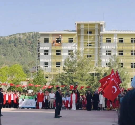 Gaziantep’te inşaat işçilerinin İstiklal Marşı duyarlılığı duygulandırdı
