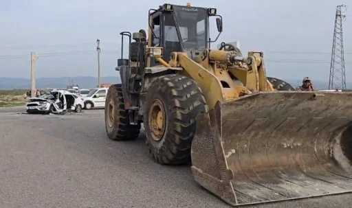 Gaziantep’te iş makinesi ile otomobil çarpıştı: 1 ölü, 4 yaralı
