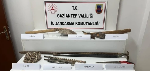 Gaziantep&rsquo;te ka&ccedil;ak kazı yapan 2 şahsı jandarma yakaladı
