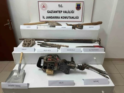 Gaziantep&rsquo;te ka&ccedil;ak kazı yapan 4 şahsı jandarma su&ccedil;&uuml;st&uuml; yakaladı
