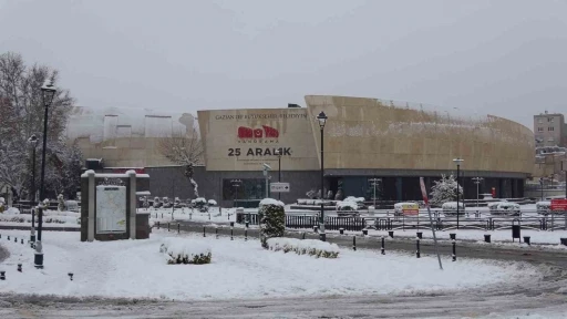 Gaziantep&rsquo;te kar yağışı sonrası yollar boş kaldı
