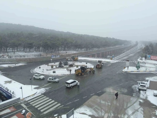 Gaziantep&rsquo;te karla m&uuml;cadele &ccedil;alışmaları aralıksız devam ediyor
