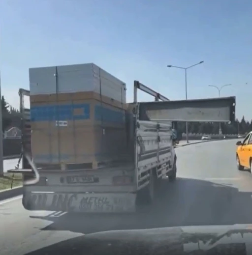 Gaziantep’te kasası açık halde seyreden kamyonet tehlike saçtı
