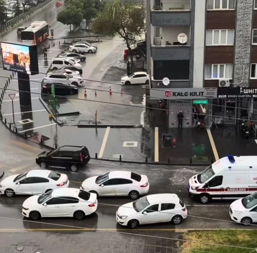 Gaziantep&rsquo;te kitlenen trafiği otob&uuml;s şof&ouml;r&uuml; a&ccedil;tı
