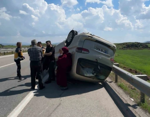 Gaziantep&rsquo;te lastiği patlayan minib&uuml;s takla attı
