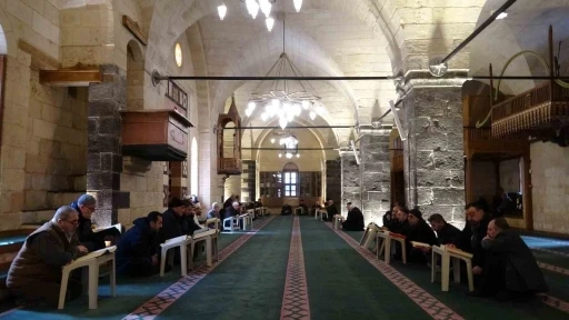 Gaziantep&rsquo;te mukabele geleneği tarihi camilerde s&uuml;rd&uuml;r&uuml;l&uuml;yor
