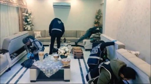 Gaziantep&rsquo;te nitelikli dolandırıcılık operasyonu: 25 adet ruhsatsız silah ele ge&ccedil;irildi
