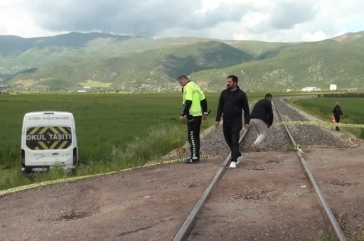 Gaziantep&rsquo;te &ouml;ğrenci servisine tren &ccedil;arptı: 13 &ouml;ğrenci hafif yaralandı
