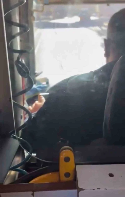 Gaziantep’te otobüs şoförü direksiyon başında video izlerken görüntülendi

