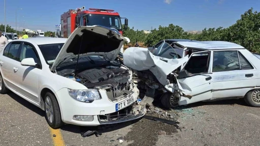 Gaziantep&rsquo;te otomobiller kafa kafaya &ccedil;arpıştı: S&uuml;r&uuml;c&uuml;ler yaralandı
