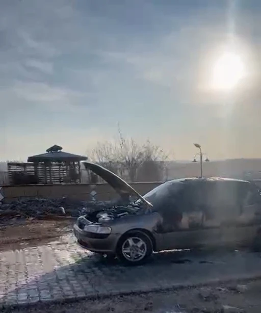 Gaziantep&rsquo;te park halindeki ara&ccedil; kundaklandı
