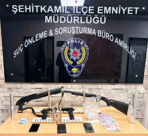 Gaziantep&rsquo;te ruhsatsız 2 t&uuml;fek ile 8 tabanca ele ge&ccedil;irildi: 5 g&ouml;zaltı
