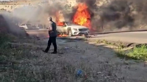Gaziantep&rsquo;te seyir halindeki l&uuml;ks otomobil alev alev yandı

