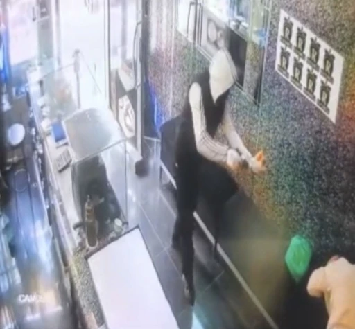 Gaziantep&rsquo;te silahlı, maskeli ve biber gazlı kuyumcu soygunu kamerada
