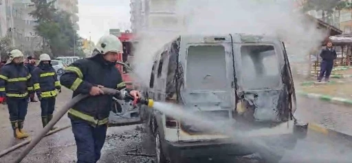 Gaziantep&rsquo;te ticari ara&ccedil; alev alev yandı
