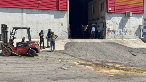 Gaziantep&rsquo;te &uuml;zerine forklift devrilen gen&ccedil; iş&ccedil;i hayatını kaybetti
