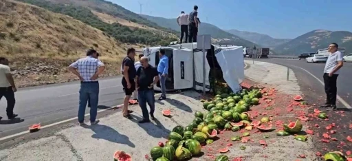 Gaziantep’te virajı alamayan karpuz yüklü kamyonet yan yattı
