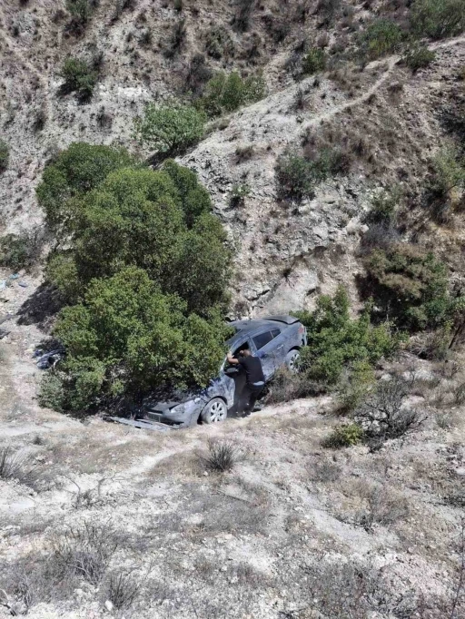 Gaziantep’te virajı alamayan otomobil dere yatağına uçtu, yaralanan olmadı

