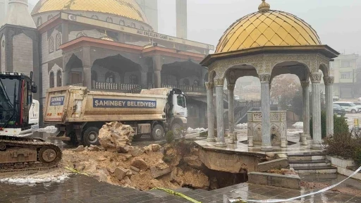 Gaziantep&rsquo;te yoğun yağış sonrası cami avlusu &ccedil;&ouml;kt&uuml;

