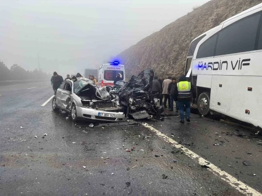 Gaziantep&rsquo;te zincirleme kazada ortalık savaş alanına d&ouml;nd&uuml;: 2 &ouml;l&uuml;, &ccedil;ok sayıda yaralı
