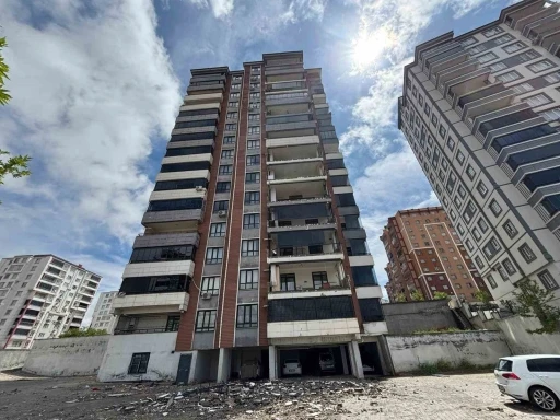 Gaziantep&rsquo;teki &rsquo;s&uuml;per h&uuml;cre&rsquo; balkon duvarlarını yıktı, camları patlattı

