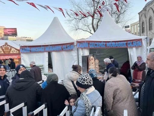 Gaziosmanpaşa Belediyesi&rsquo;nden iftarda vatandaşlara d&ouml;ner ikramı
