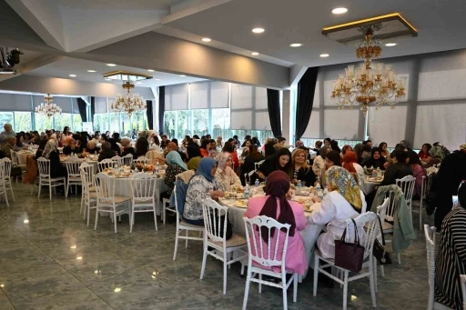 Gaziosmanpaşa&rsquo;da Anneler G&uuml;n&uuml; buluşması: Kadın personel kahvaltı programında bir araya geldi
