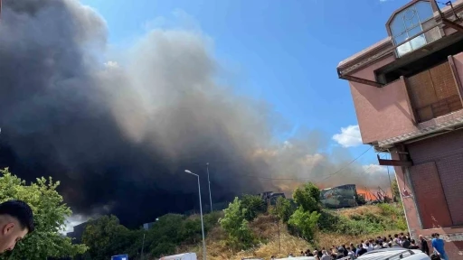 Gaziosmanpaşa’da atık toplama merkezinde yangın çıktı
