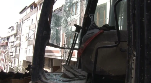 Gaziosmanpaşa&rsquo;da binadan kopan tahta par&ccedil;ası aracın camını par&ccedil;aladı: Kep&ccedil;e operat&ouml;r&uuml; yaralandı

