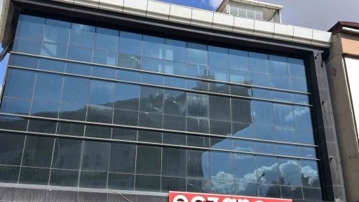 Gaziosmanpaşa&rsquo;da boş ecza deposunu kurşunlayıp ka&ccedil;arken kaza yaptı

