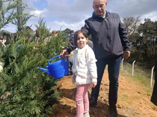 Gaziosmanpaşa&rsquo;da &ccedil;ocuklar fidanları toprakla buluşturdu