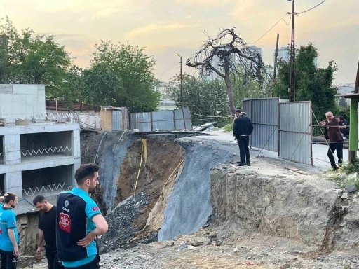 Gaziosmanpaşa’da inşaat çalışması sırasında yol çöktü
