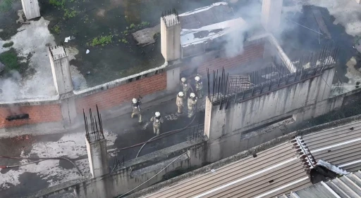 Gaziosmanpaşa&rsquo;da işyerinde yangın &ccedil;ıktı, itfaiye ekipleri duvarı balyozla kırarak yangına m&uuml;dahale etti
