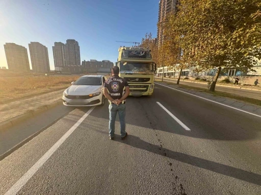 Gaziosmanpaşa’da tırı bisiklet yoluna park eden sürücü &quot;pes&quot; dedirtti
