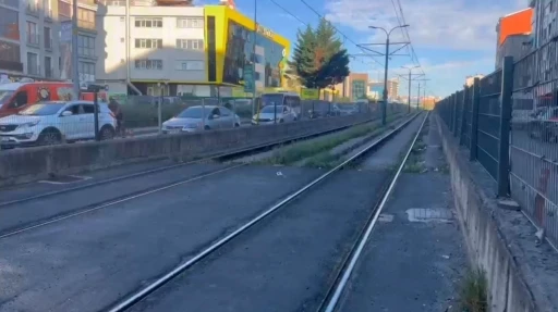 Gaziosmanpaşa&rsquo;da tramvay ile motosiklet &ccedil;arpıştı: 1 ağır yaralı
