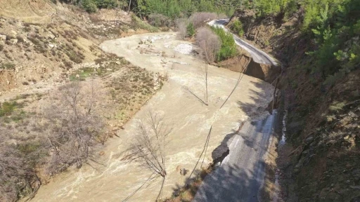 Gazipaşa&rsquo;da heyelan yolu yuttu
