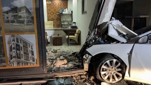 Gazipaşa&rsquo;da otomobil iş yerine girdi: 3 yaralı
