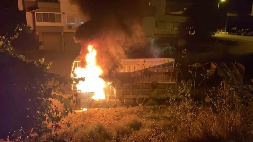 Gazipaşa’da park halindeki kamyon alev alev yandı
