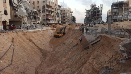 Gazze’de yıkıntılar altında kaybolan esirler, Mısır’a ait araç ve ekipmanlar ile aranıyor