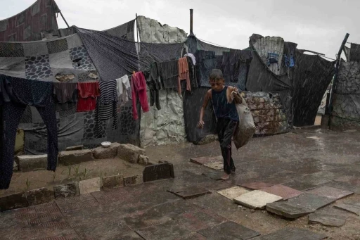 Gazze’de yoğun yağış nedeniyle çadırları su bastı
