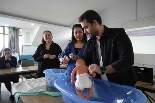 Gebe okulunda tatlı telaş: Baba adayları bez bağladı, bebek yıkadı
