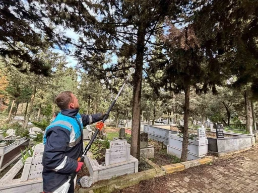 Gebze&rsquo;de bayram &ouml;ncesi mezarlıklarda bakım &ccedil;alışmaları hızlandı
